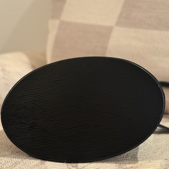 Louis Vuitton elegant black bucket bag - Picture 5 of 16